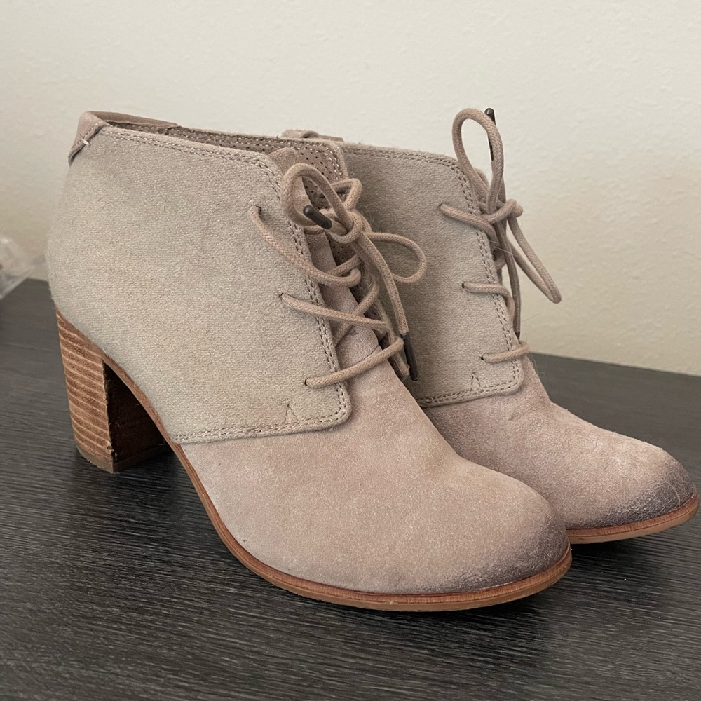 Toms Women's Beige Lace-Up heeled Ankle Boots distressed EUC